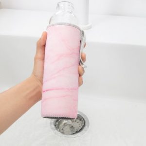 Kikkerland Skleněná láhev na vodu s růžovým obalem 600 ml - 2