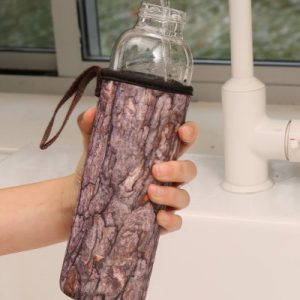 Kikkerland Skleněná láhev na vodu s dřevěným obalem 600 ml - 2